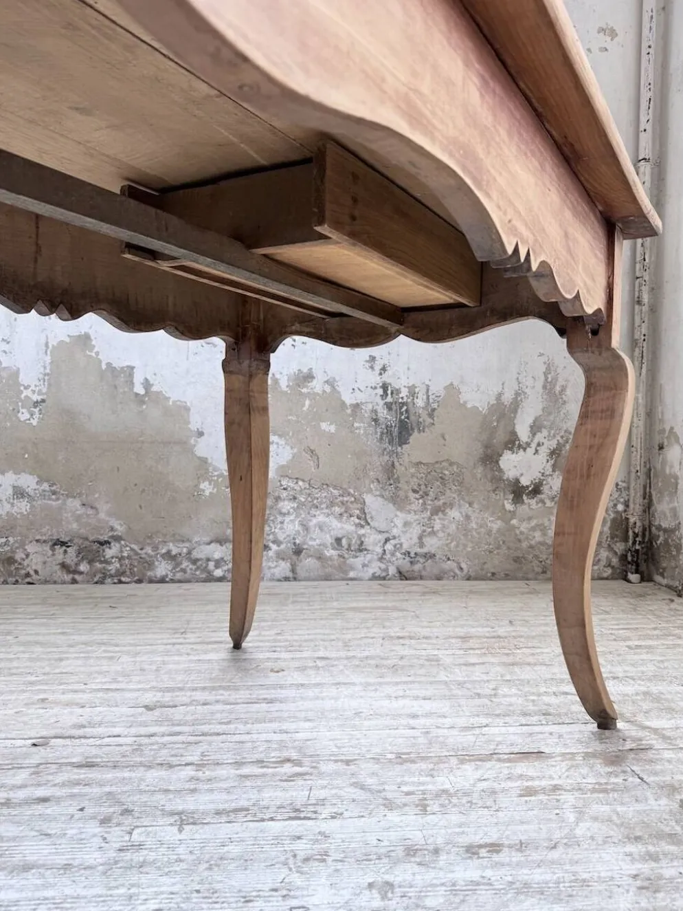 Table de ferme merisier pieds galbés XIXème