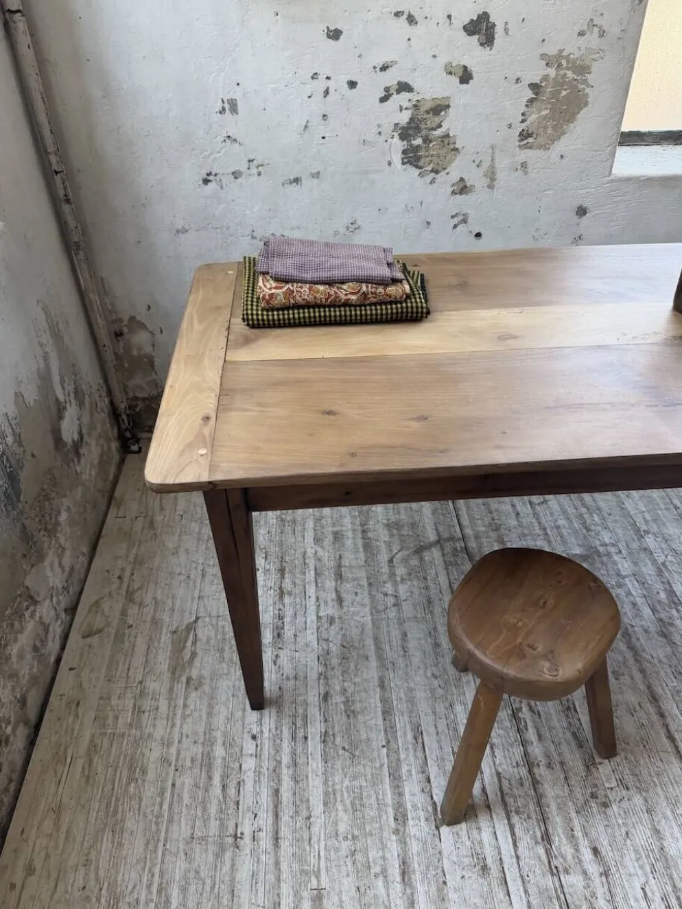 Table de ferme noyer pieds fuseaux 1950