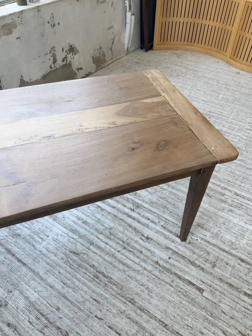 Table de ferme noyer pieds fuseaux 1950