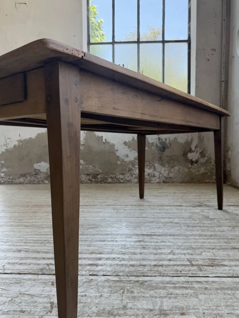 Table de ferme noyer pieds fuseaux 1950