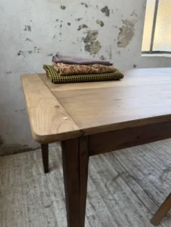 Table de ferme noyer pieds fuseaux 1950
