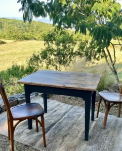 Table de ferme rénovée noire et bois brut