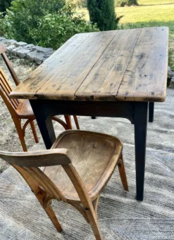 Table de ferme rénovée noire et bois brut