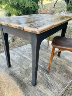Table de ferme rénovée noire et bois brut