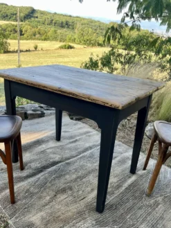Table de ferme rénovée noire et bois brut
