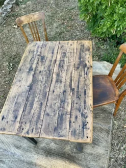 Table de ferme rénovée noire et bois brut