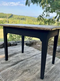 Table de ferme rénovée noire et bois brut