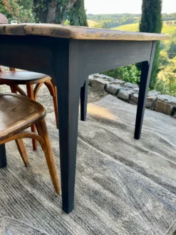 Table de ferme rénovée noire et bois brut