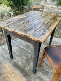 Table de ferme rénovée noire et bois brut
