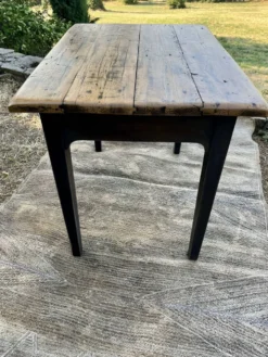Table de ferme rénovée noire et bois brut