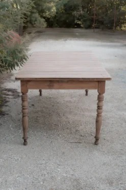 Table de ferme rustique rénovée
