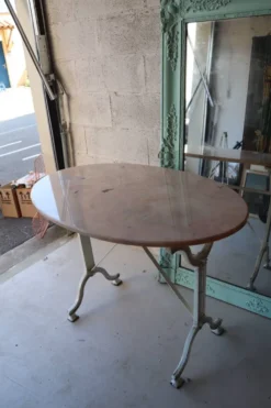 Table de jardin ancienne en fonte et marbre rose