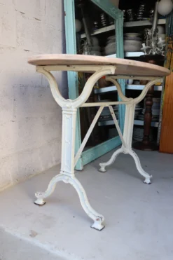 Table de jardin ancienne en fonte et marbre rose