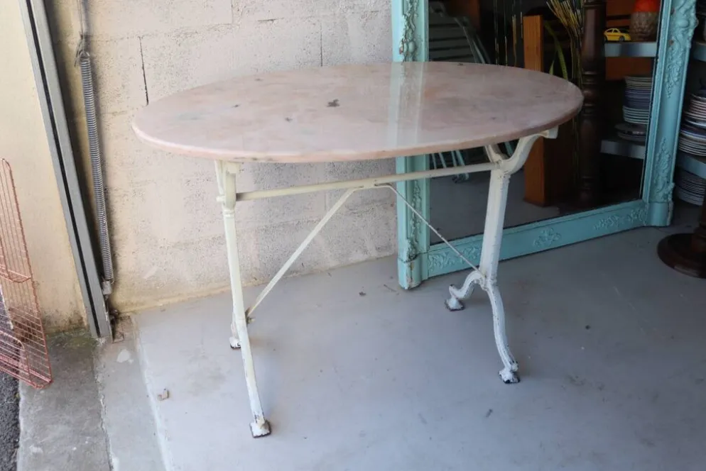 Table de jardin ancienne en fonte et marbre rose