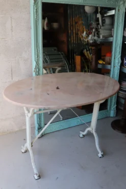 Table de jardin ancienne en fonte et marbre rose