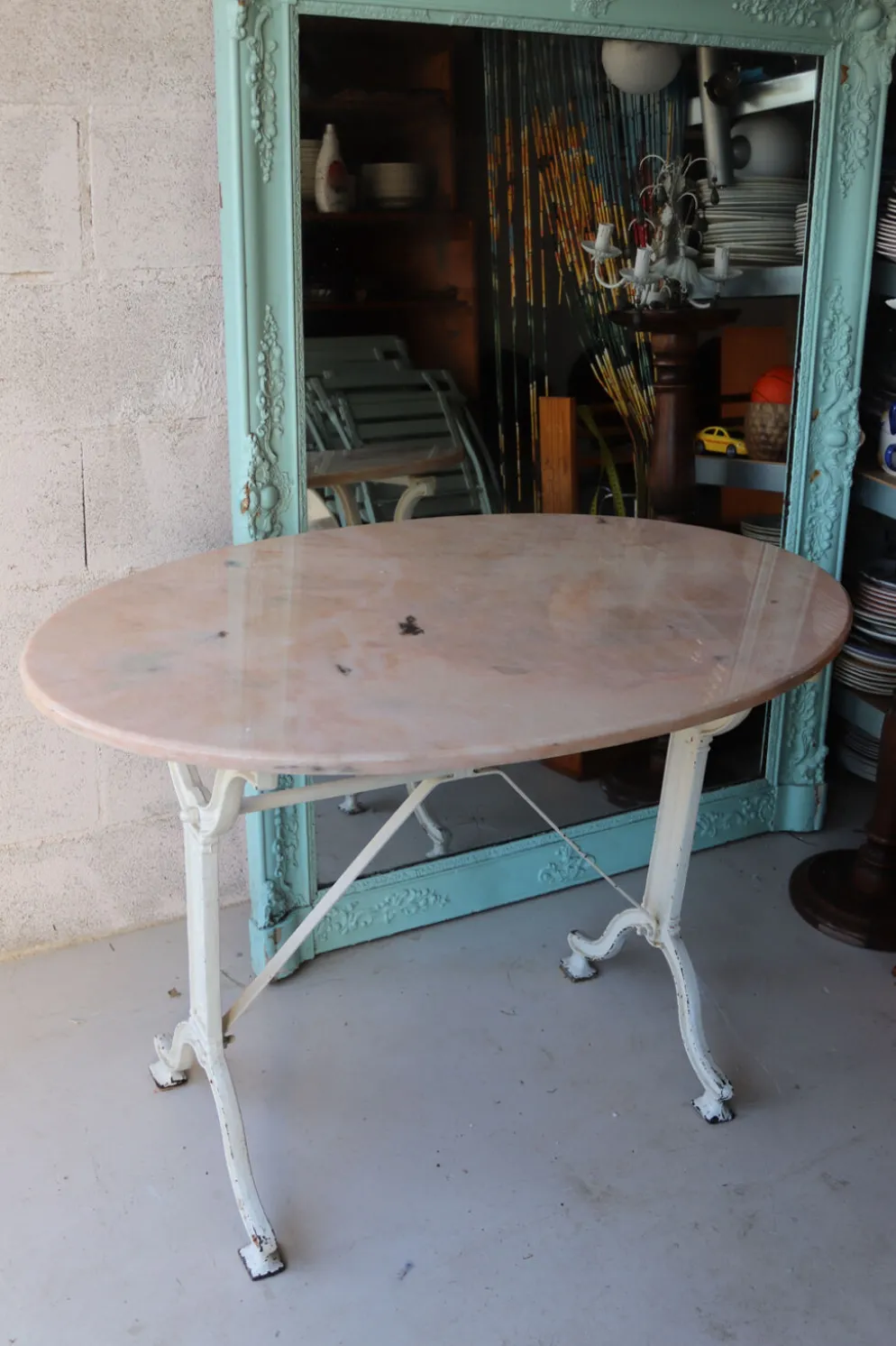 Table de jardin ancienne en fonte et marbre rose