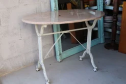 Table de jardin ancienne en fonte et marbre rose