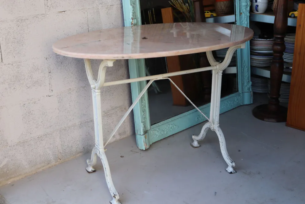 Table de jardin ancienne en fonte et marbre rose