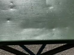 Table de jardin ou bistro pliante en tôle kaki début années 50