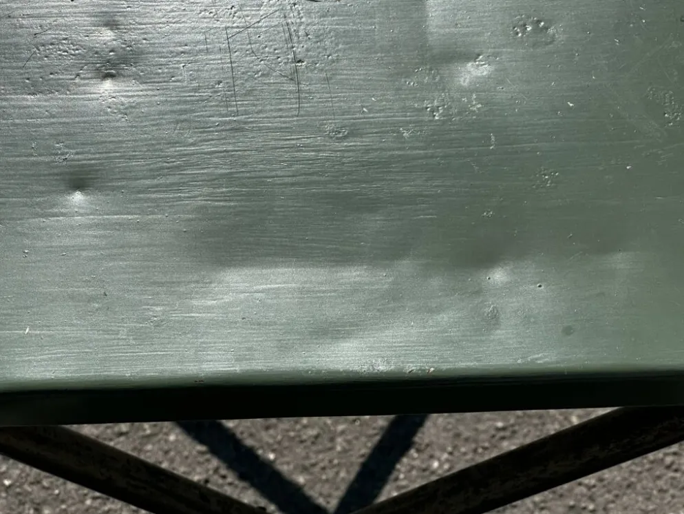 Table de jardin ou bistro pliante en tôle kaki début années 50