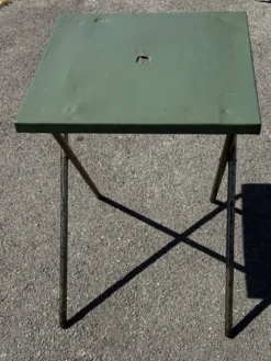 Table de jardin ou bistro pliante en tôle kaki début années 50
