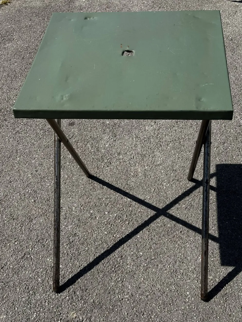 Table de jardin ou bistro pliante en tôle kaki début années 50