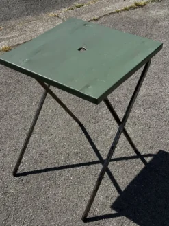 Table de jardin ou bistro pliante en tôle kaki début années 50