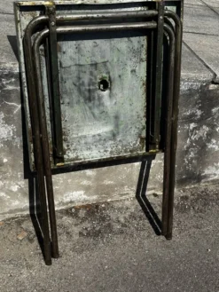 Table de jardin ou bistro pliante en tôle kaki début années 50