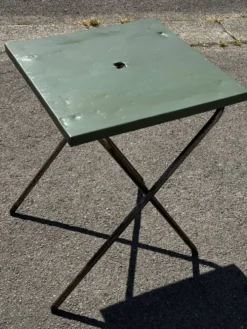 Table de jardin ou bistro pliante en tôle kaki début années 50