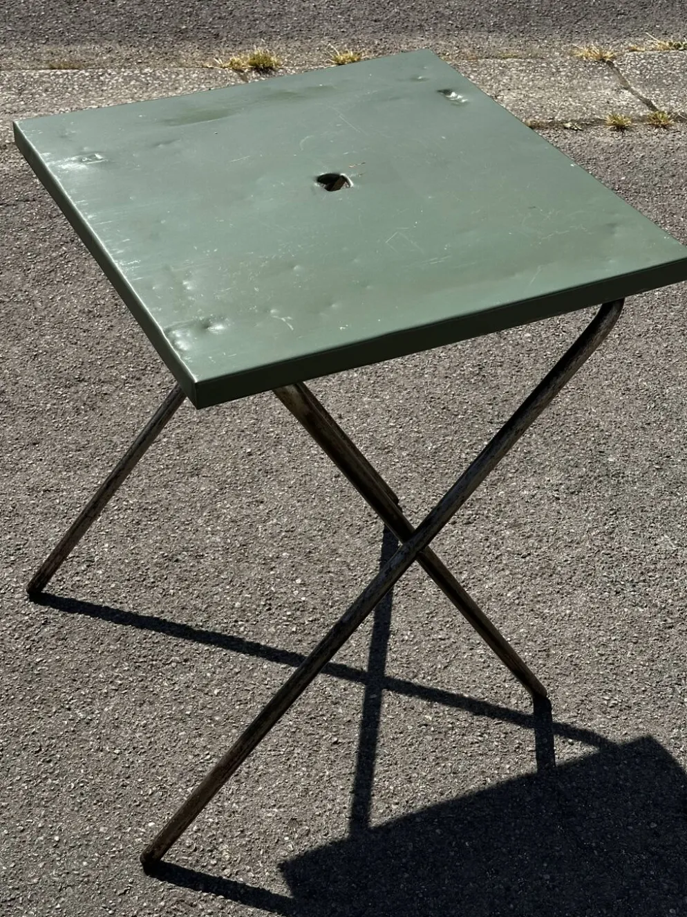 Table de jardin ou bistro pliante en tôle kaki début années 50