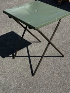 Table de jardin ou bistro pliante en tôle kaki début années 50