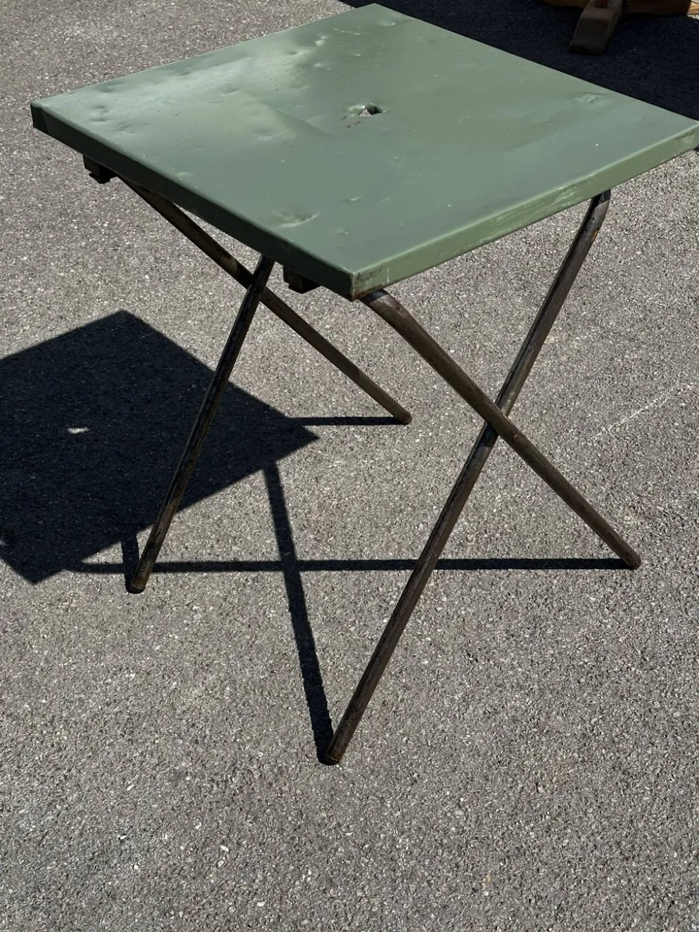 Table de jardin ou bistro pliante en tôle kaki début années 50