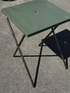 Table de jardin ou bistro pliante en tôle kaki début années 50