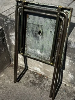 Table de jardin ou bistro pliante en tôle kaki début années 50