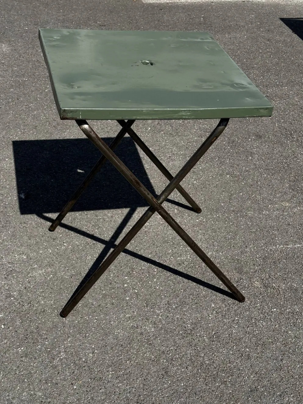 Table de jardin ou bistro pliante en tôle kaki début années 50