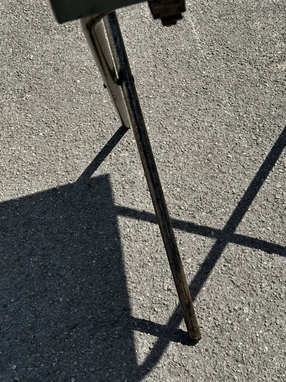 Table de jardin ou bistro pliante en tôle kaki début années 50