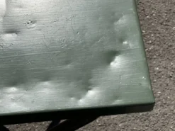 Table de jardin ou bistro pliante en tôle kaki début années 50