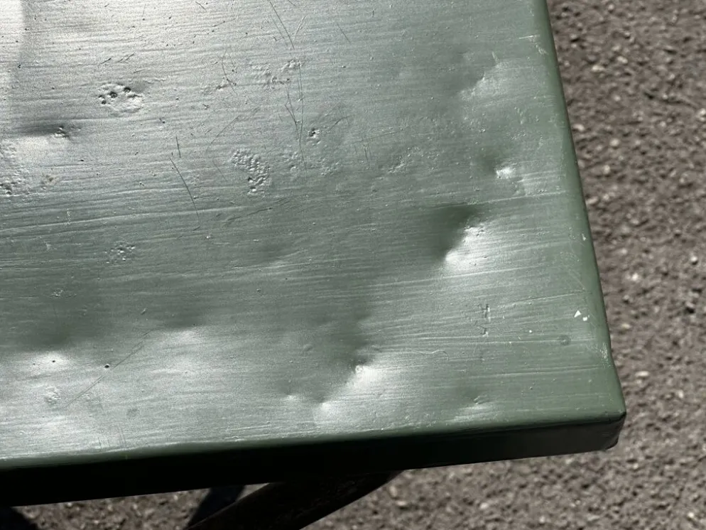 Table de jardin ou bistro pliante en tôle kaki début années 50