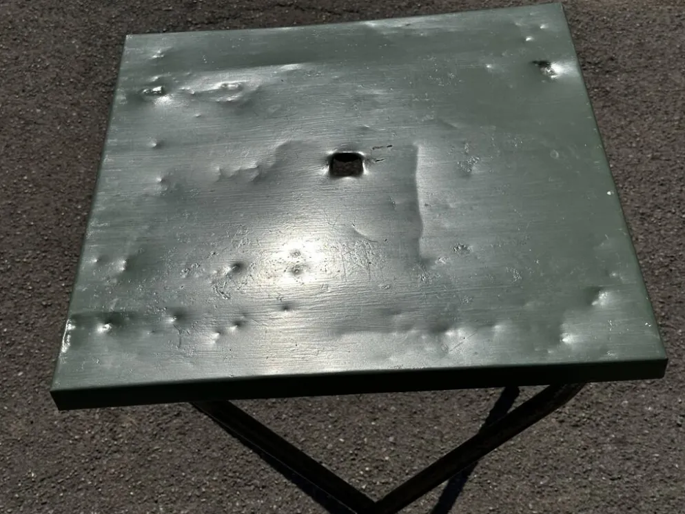 Table de jardin ou bistro pliante en tôle kaki début années 50