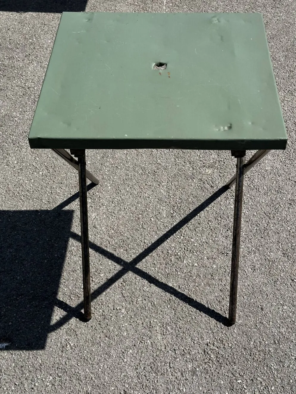 Table de jardin ou bistro pliante en tôle kaki début années 50