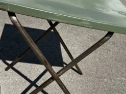 Table de jardin ou bistro pliante en tôle kaki début années 50