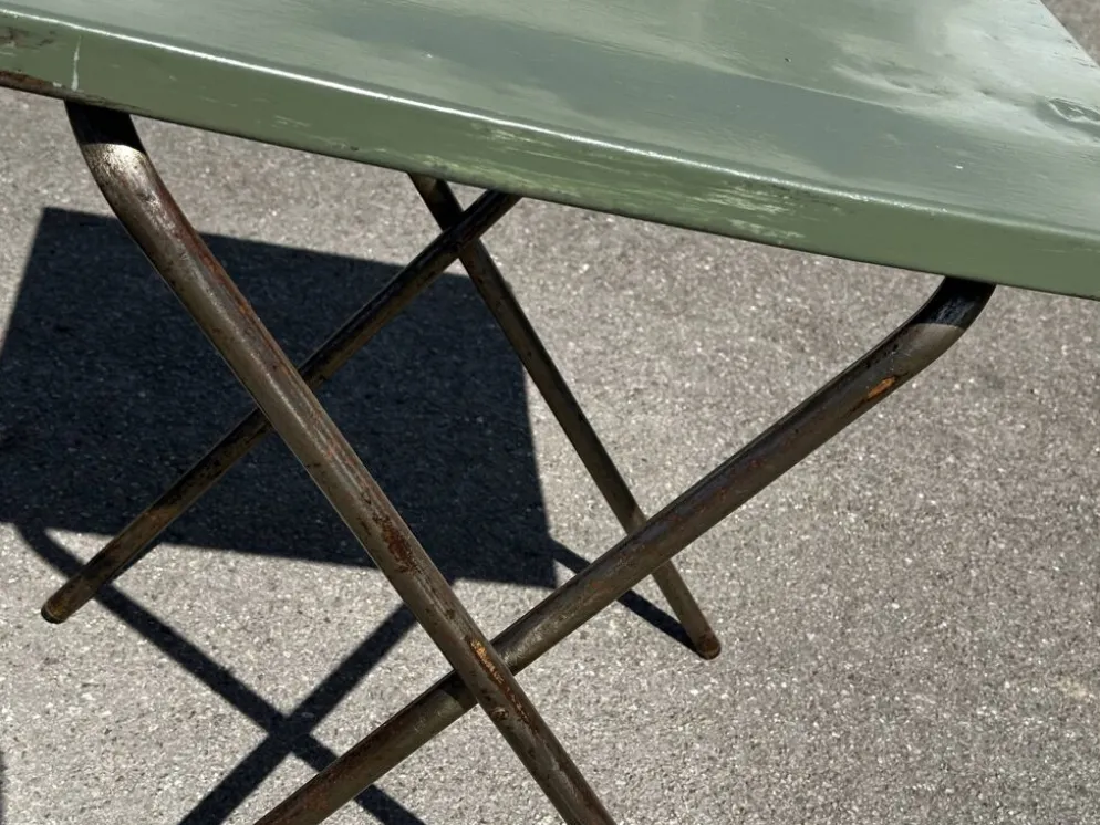 Table de jardin ou bistro pliante en tôle kaki début années 50