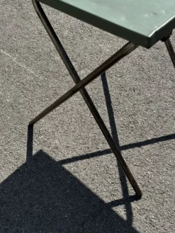 Table de jardin ou bistro pliante en tôle kaki début années 50