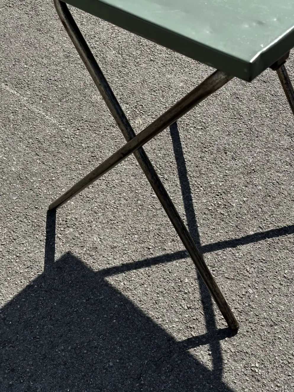 Table de jardin ou bistro pliante en tôle kaki début années 50