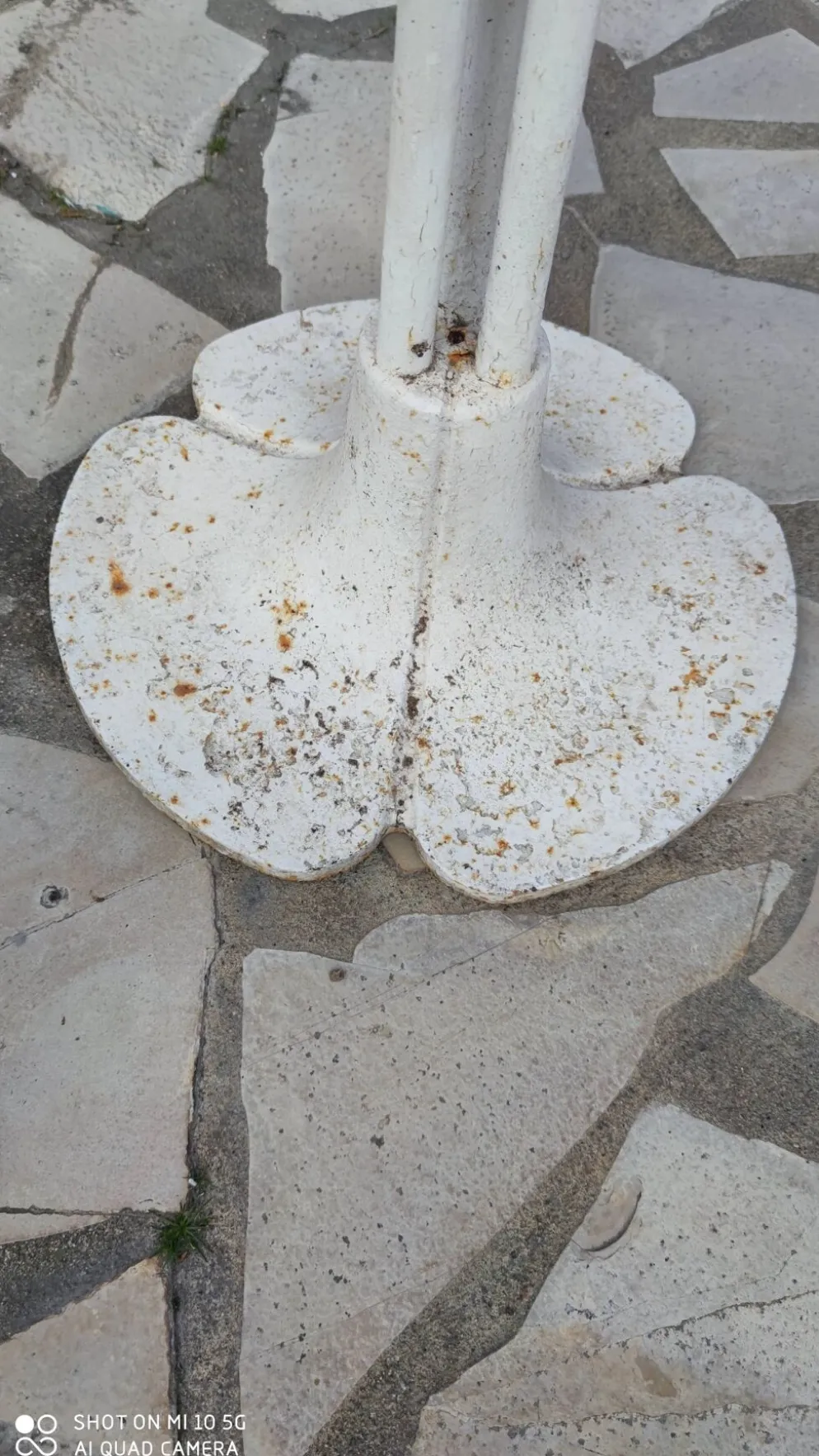 Table de jardin ou bistrot pied acier et fibre plateau vers 1970