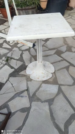 Table de jardin ou bistrot pied acier et fibre plateau vers 1970