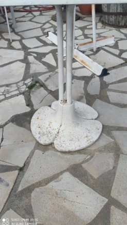Table de jardin ou bistrot pied acier et fibre plateau vers 1970