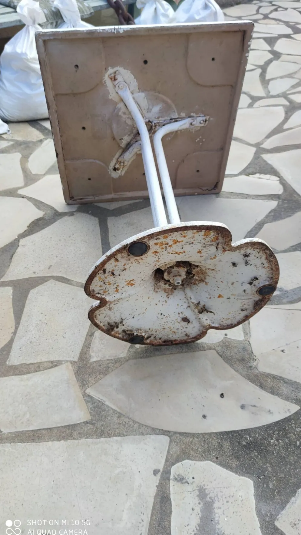 Table de jardin ou bistrot pied acier et fibre plateau vers 1970