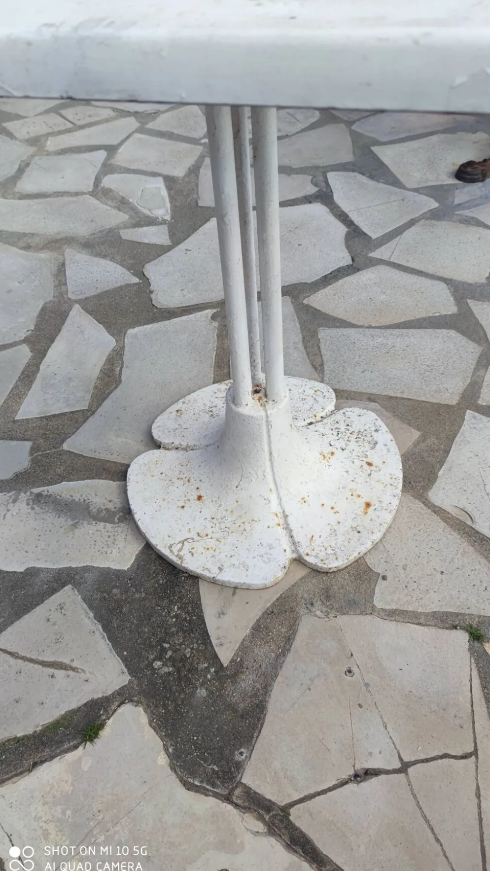 Table de jardin ou bistrot pied acier et fibre plateau vers 1970
