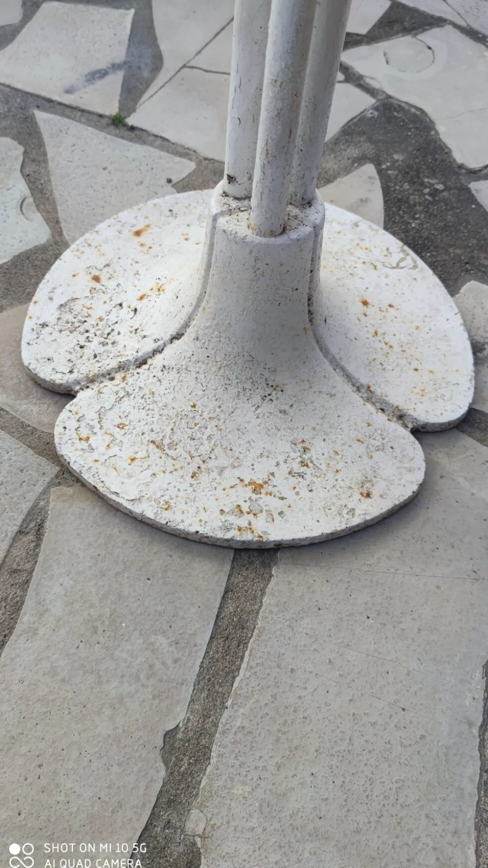 Table de jardin ou bistrot pied acier et fibre plateau vers 1970